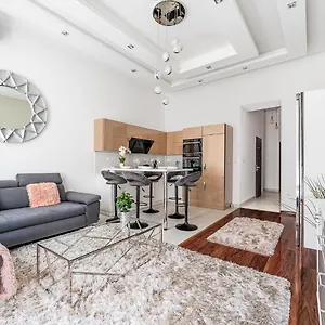  Apartment Luxury With Free Garage And Balcony In The Center